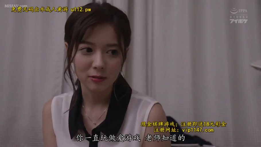 室内 · 坐姿 · 交谈 · 半身特写 · 无袖衬衫 · 自然表情