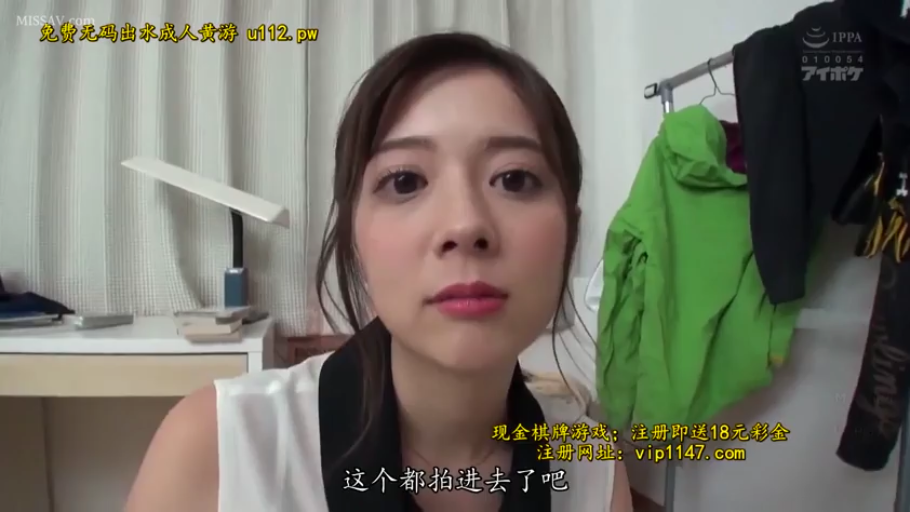 臉部特寫 · 臥室 · 無袖上衣