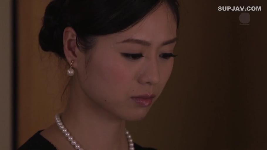 坐姿 · 卧室 · 微笑 · 床 · 低角度 · 运动服 · 脚部特写 · 提腿