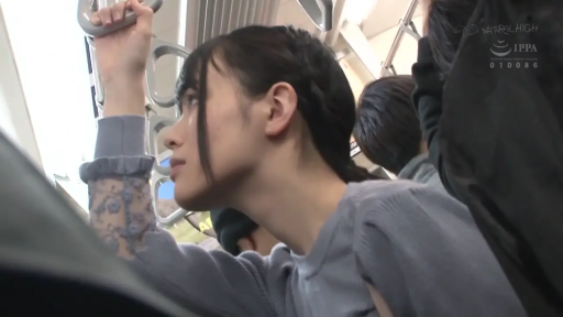 站姿 · 乘车 · 侧脸特写 · 电车 · 無表情 · 吊环 · 浅紫色蕾丝长袖