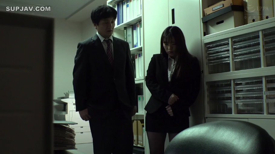 办公室 · 站立 · 中景 · 職業裝