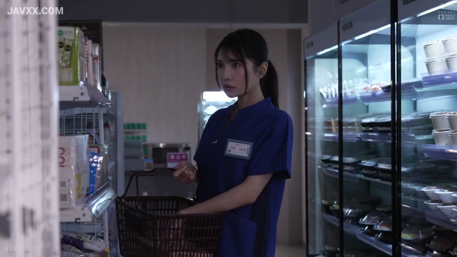 室内 · 微笑 · 面部特写 · 注视镜头 · 黑框眼镜 · 正面坐姿 · 红色运动服 · 学生风