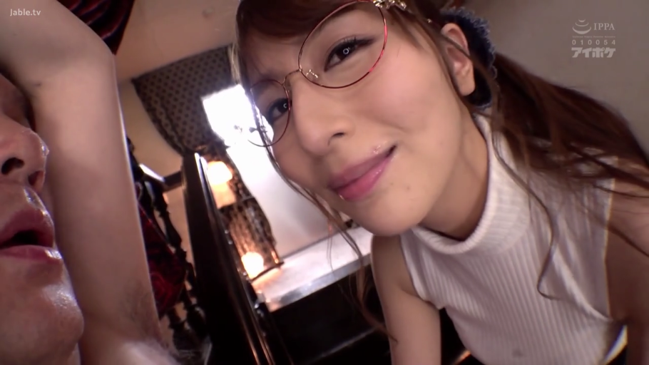 室内 · 俯身 · 眼镜 · 脸部特写 · 微笑 · 第一人称视角 · 对视 · 白色无袖高领上衣