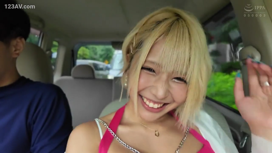 坐姿 · 面部特写 · 车内 · 笑容 · 挥手 · 挂脖背心