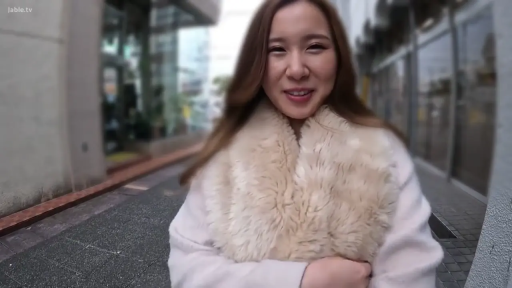 顔 · 站姿 · 微笑 · 街道 · 屋外 · 采访 · 毛皮襟コート