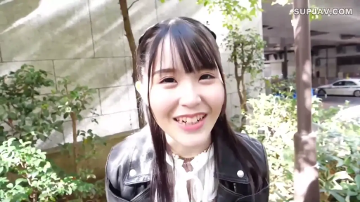 脸部特写 · 站立 · 微笑 · 皮夹克 · 户外 · 生活照 · 开朗