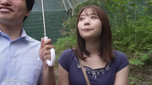 站立 · 半身 · カジュアルウェア · 呆滞 · 屋外 · アジア人 · 傘をさす · 透明伞