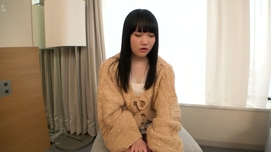 室内 · 坐姿 · 中景 · 自然 · 客厅 · 谈话 · 抱枕 · 条纹毛衣