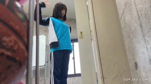 站立 · 中景 · 平静 · 更衣室 · 储物柜 · 换衣 · 校园 · 运动服