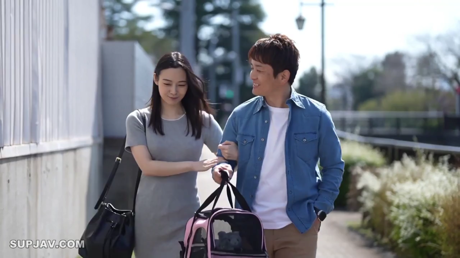 中景 · 微笑 · 户外 · 散步 · 情侣 · 牛仔衬衫 · 挽手 · 宠物提篮