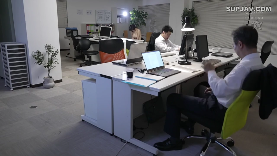 Sitting Posture · 专注 · 办公室 · 全景 · Computer · 办公 · 半裸 · Workplace