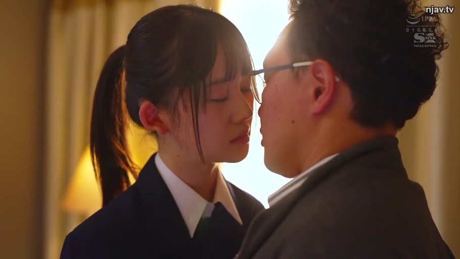 室內 · 面部特寫 · 制服 · 面对面站立