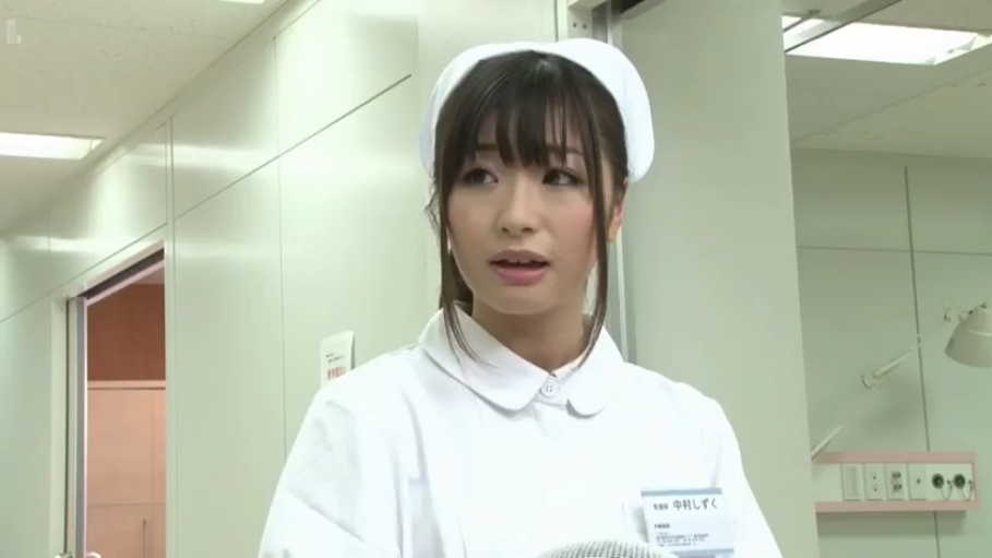坐姿 · 胸部 · 客厅 · 手提包 · 双人 · 休闲服 · 开怀大笑 · 撩起上衣