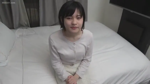 跪坐 · 卧室 · 平静 · 床 · 半身 · 短发 · 坐着 · 针织开衫