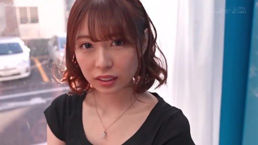 顔部のクローズアップ · 对视 · 期待 · 正面 · 黑色短袖 · 室内窗前