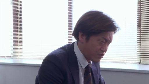 交谈 · 嚴肅 · 办公室 · 辦公椅 · 站立 · 半身 · 西裝 · 男性职场