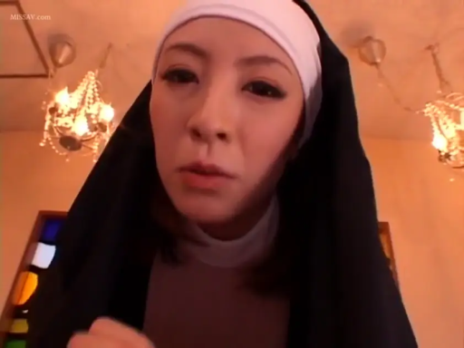 室内 · 顔部のクローズアップ · 侧头姿势 · 制服角色扮演 · 修女服饰 · 倾听沉思 · 沉稳表情