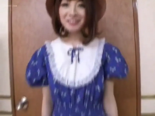 中景 · 注视镜头 · 甜美微笑 · 正面站姿 · 室内门前 · 蓝色蕾丝领连衣裙