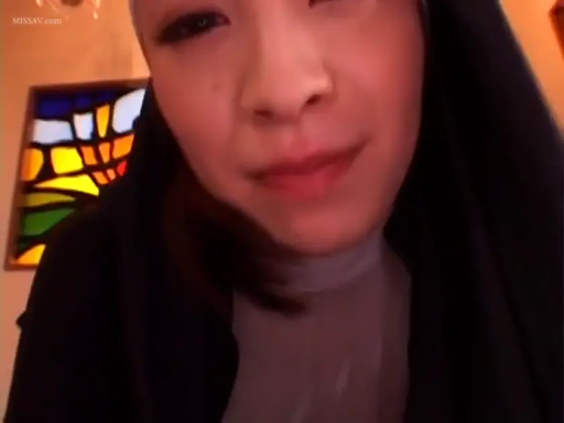 室内 · 脸部特写 · 平静 · 面对镜头 · 凝视 · 修女服 · 彩绘玻璃