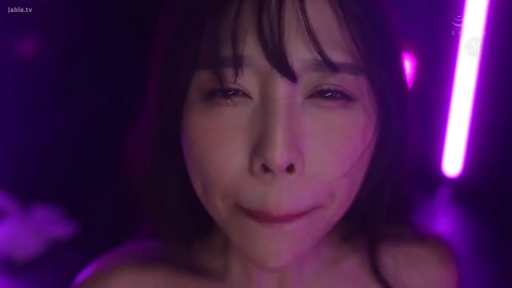 顔のクローズアップ · 裸露 · 潮紅 · 正对镜头 · 霓虹灯管 · 抿嘴 · 近距离特写 · 霓虹灯光房