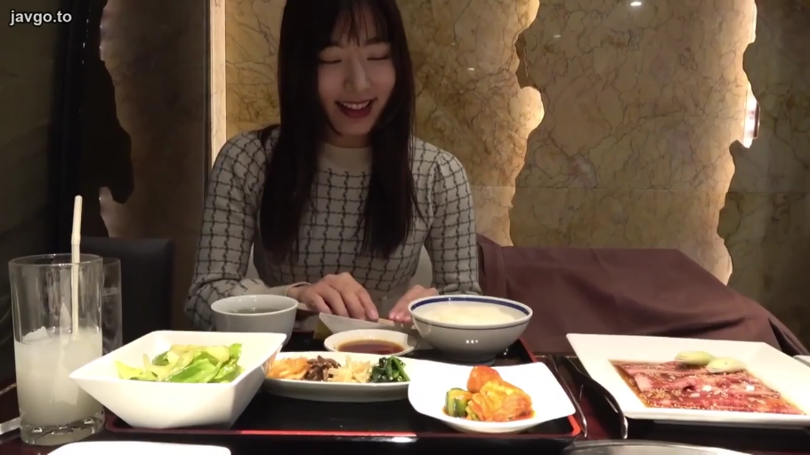 坐姿 · 微笑 · 餐厅 · 日常 · 用餐 · 餐具 · 格纹毛衣