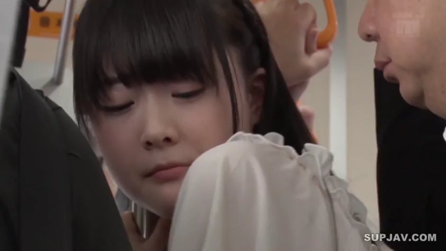 站姿 · 白色衬衫 · 面部特写 · 电车