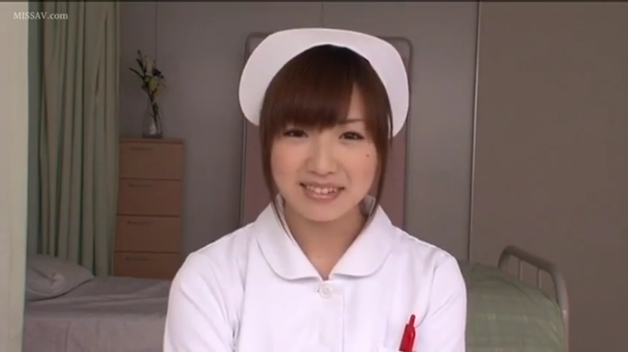 严肃 · 全身 · 运动服 · 仰卧 · 盆栽 · 客厅 · 拉伸 · 学生角色扮演
