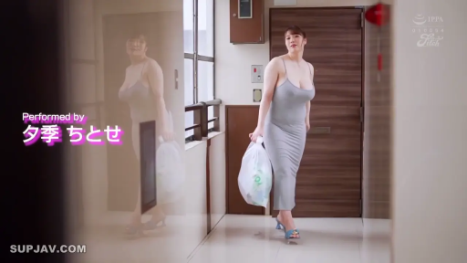 全身 · 巨乳 · 住宅走廊 · 自然微笑 · 白色塑料袋 · 侧身行走 · 灰色紧身吊带长裙 · 拎提物品