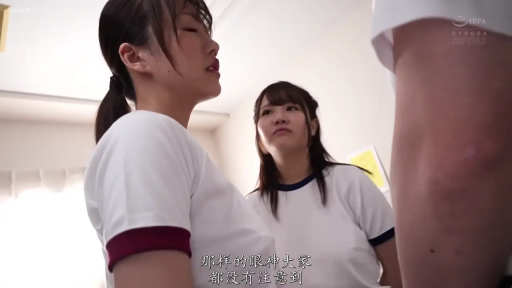 室内 · 站立 · 陶醉 · 凝视 · 多人 · 体操服