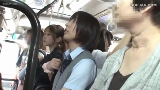 校服 · 站立 · 中景 · 平静 · 扶手 · 乘车 · 公交车 · 侧脸