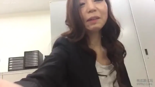 坐姿 · 交谈 · 面部 · 办公室 · 职业装 · 笑容 · 文件柜