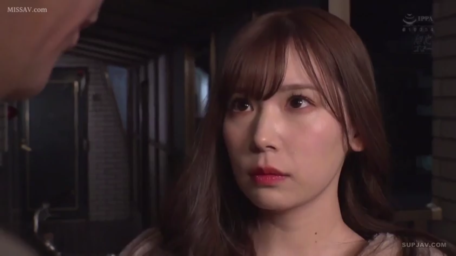 站立 · 面部特寫 · 注視 · 走廊 · 长发 · 浅色上衣 · 担忧