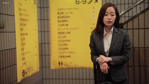 严肃 · 站立 · 半身 · OL · 西装 · 等待 · 地铁站 · 指示牌