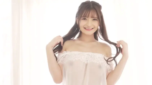 站立 · 微笑 · 半身特写 · 透视 · 明亮室内 · 撩头发 · 白色透明蕾丝衫