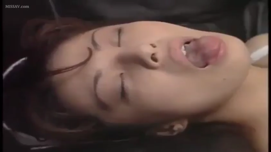 平静 · 对视 · 房间 · 俯视 · 暗光 · 面部大特写 · 深色T恤