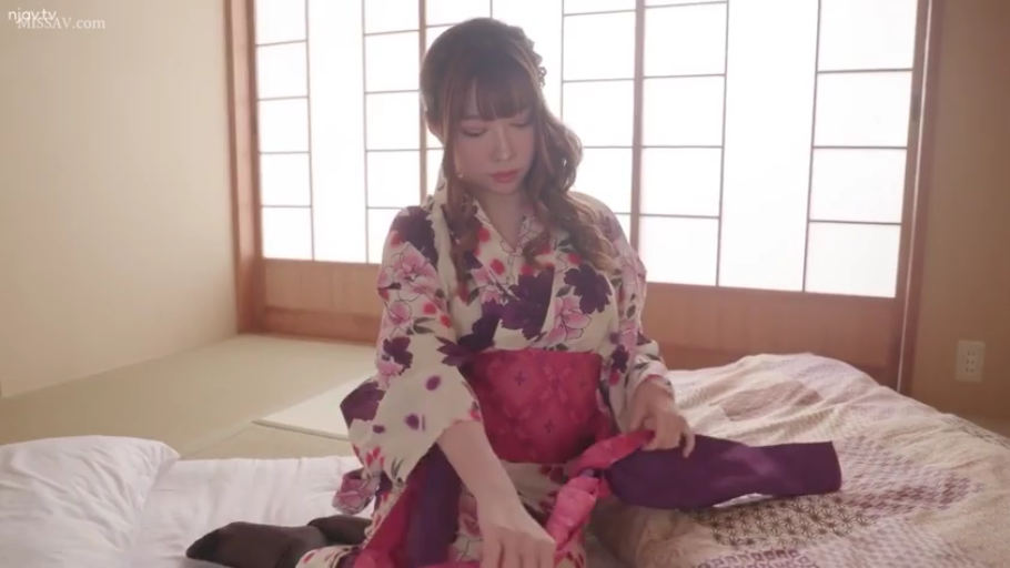 坐姿 · 专注 · 和室 · 中景 · 被褥 · 脱衣 · 和服