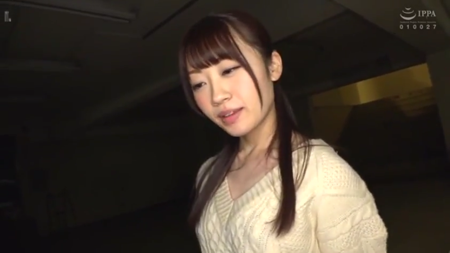 室内 · 站立 · 自然 · 面部特写 · 注视 · 毛衣 · 暗光