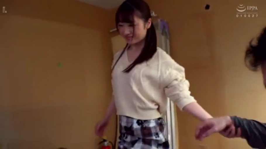 全身视角 · 室内房间 · 平静自然 · 牵手站立 · 米色毛衣与格子裙 · 走动互动 · 日常素人感