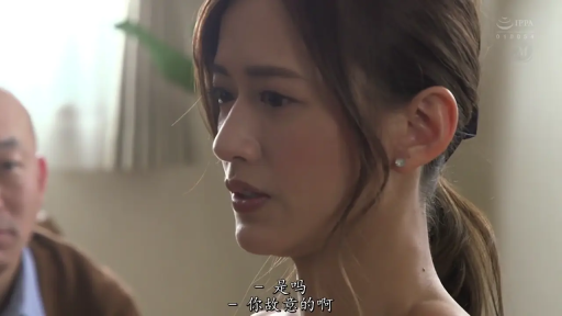 室内 · 侧坐 · 日常服饰 · 侧脸特写 · 忧虑 · 倾听 · 耳饰 · 扎头发