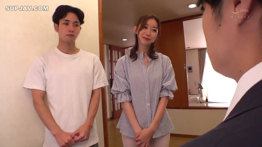 室内 · 站立 · 中景 · 微笑 · 条纹衬衫 · 对话 · 多人