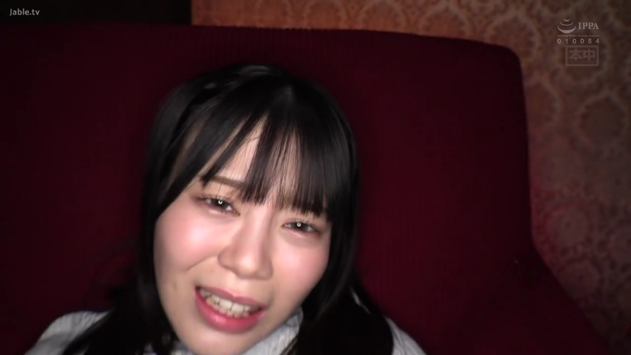 室内 · 坐姿 · 面部 · 微笑 · 黑色连衣裙 · 访谈 · 耳坠