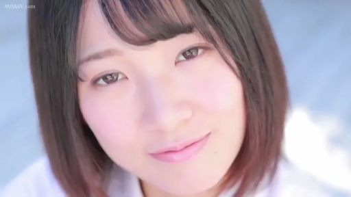 脸部特写 · 白衬衫 · 微笑 · 户外 · 注视镜头 · 短发 · 正面