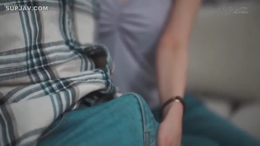 室内 · 坐姿 · 裆部特写 · 格子衫