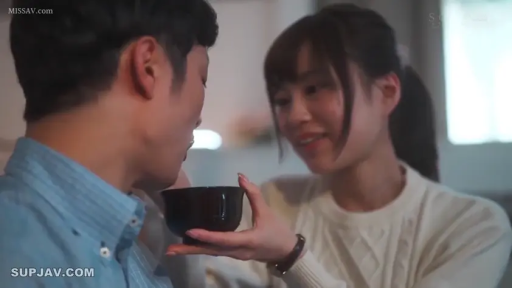 Indoor · Sitting Posture · Smile · 面部特写 · 居家 · Sweater · 喂食 · 茶碗