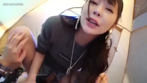 ネックレス · 顔のクローズアップ · 交流 · 屋外 · 俯视 · 愉快 · 长袖卫衣 · テント