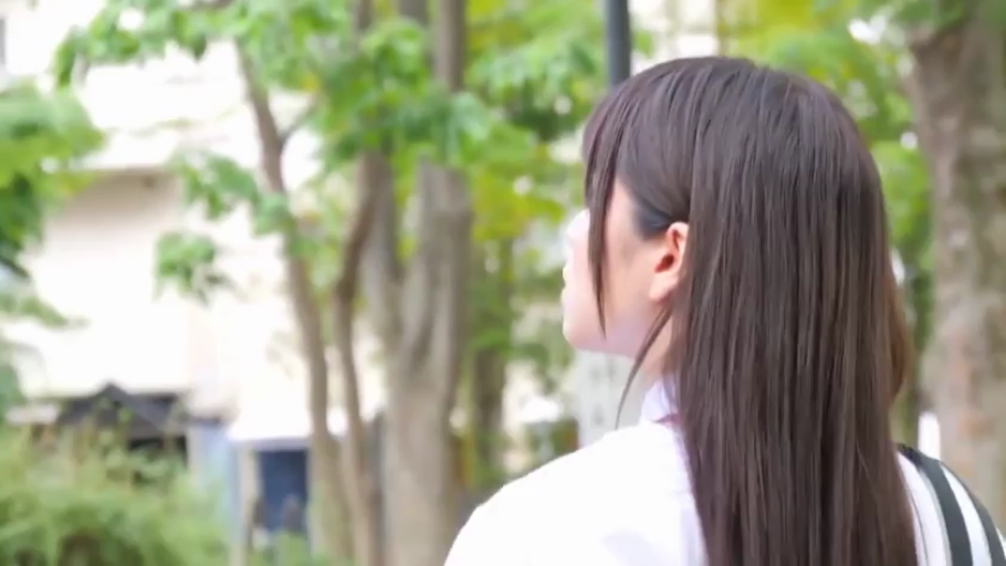 自然 · 白色衬衫 · 侧身站立 · 户外树林 · 小清新 · 头部侧面 · 环顾四周