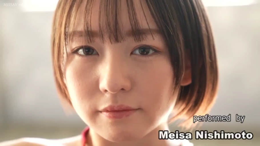 室内 · 脸部特写 · 平静 · 注视 · 短发 · 红色吊带 · 正脸