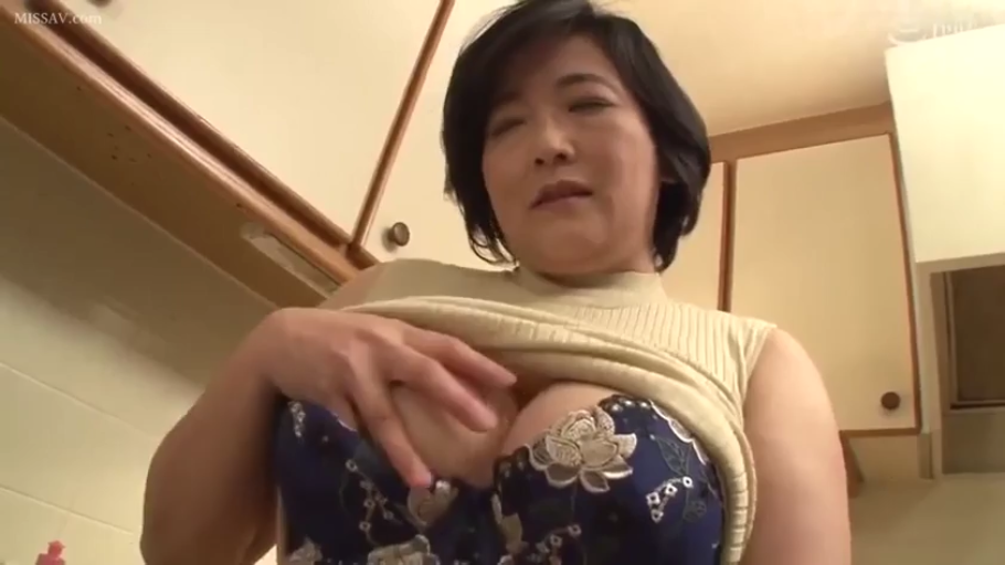 胸部特写 · 迷离 · 站姿 · 厨房 · 熟女 · 掀衣露乳 · 蓝色刺绣文胸