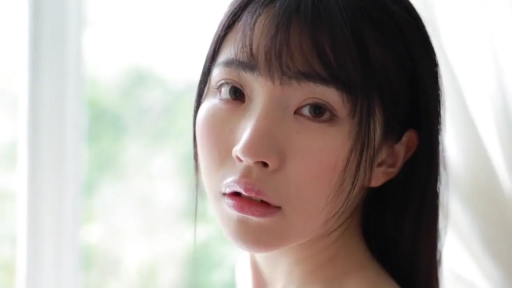 忧郁 · 脸部 · 凝视 · 窗帘 · 窗边 · 裸肩 · 艺术感 · 侧首