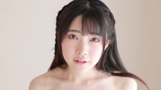 室內 · 注視 · 头部 · 柔和 · 裸肩 · 正对镜头 · 黑发